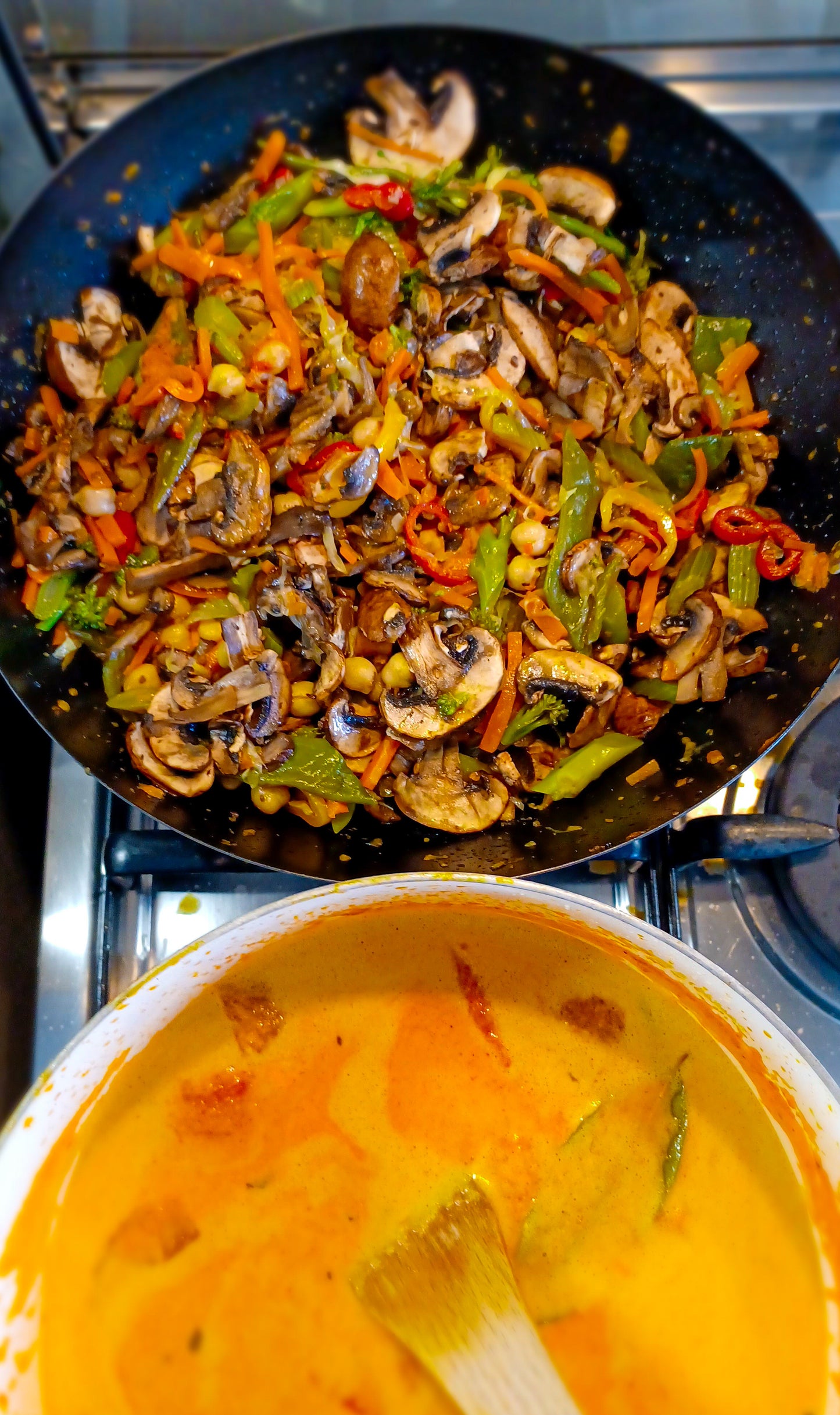 Red curry com legumes salteados no wok