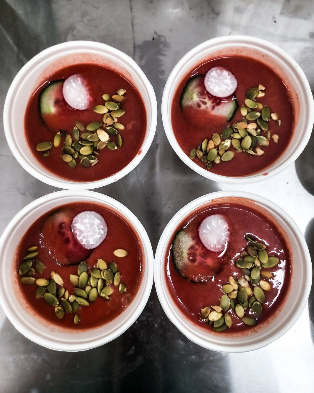 Sopa encarnada ou rosa: gaspacho tradicional com rabanete com sementes de abóbora (950ml)