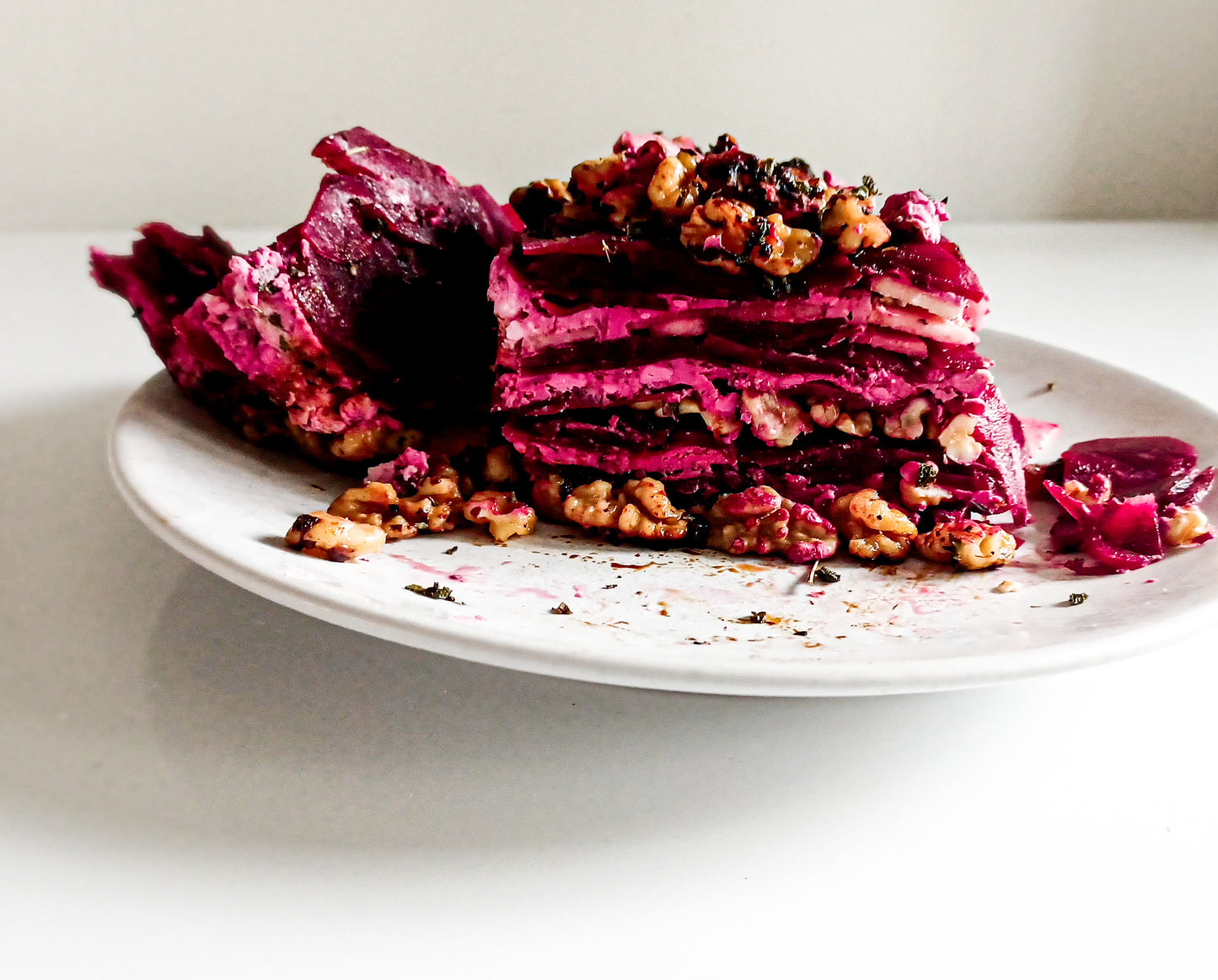 Terrine de beterraba e 'queijo' com maçã, nozes e sálvia