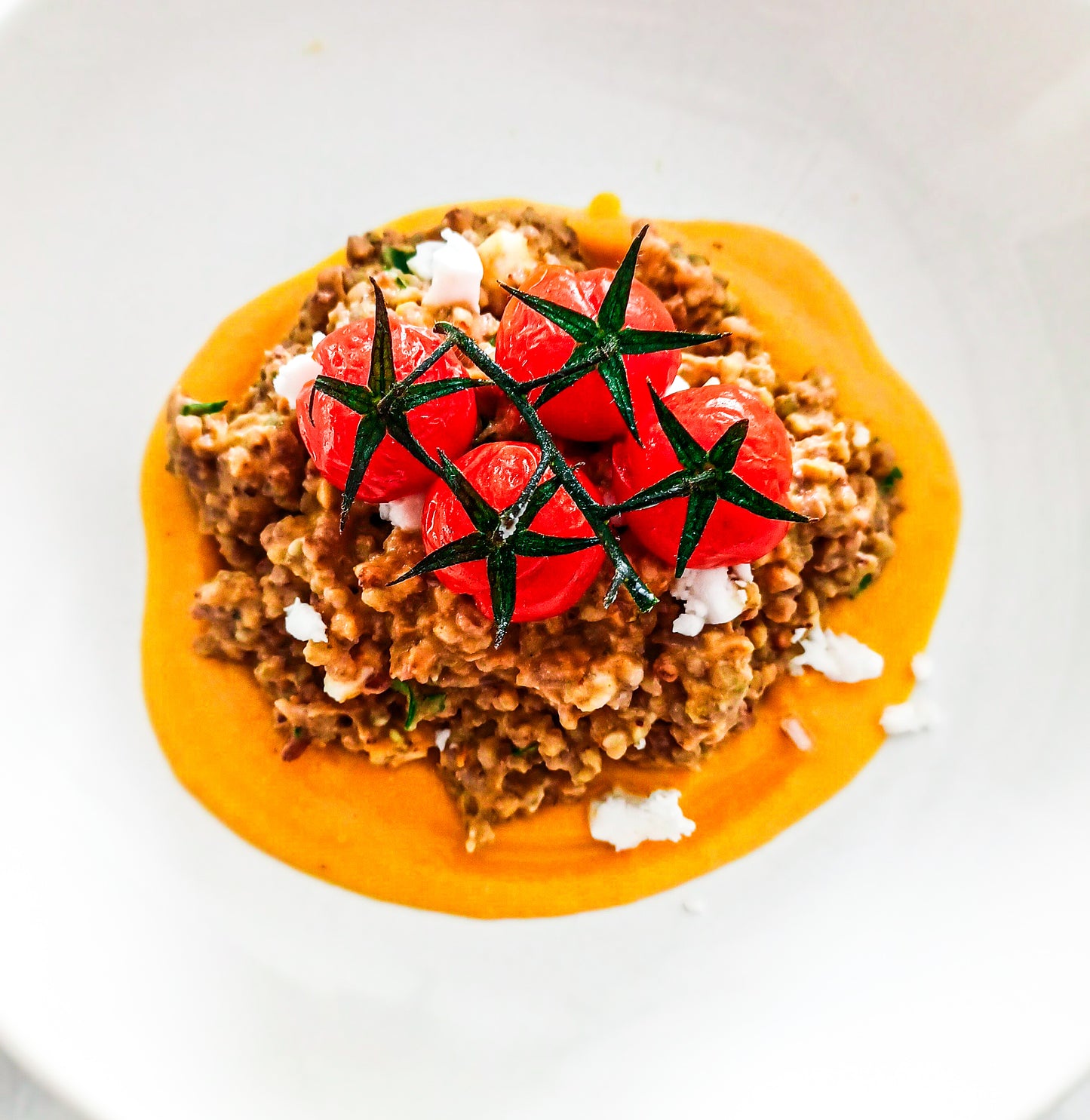 Risotto de trigo sarraceno com creme de abóbora, chutney de cebola roxa e tomate cherry